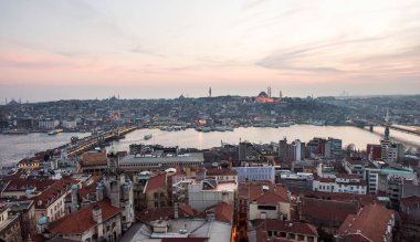 ISTANBUL, TURKEY - 2 Eylül 2017: Galata Kulesi 'nden Golden Horn' un panoramik manzarası. Galata Köprüsü, Eminonu, Mavi Cami ve Ayasofya. İstanbul, Türkiye.