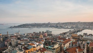 ISTANBUL, TURKEY - 2 Eylül 2017: Galata Kulesi 'nden Golden Horn' un panoramik manzarası. Galata Köprüsü, Eminonu, Mavi Cami ve Ayasofya. İstanbul, Türkiye.