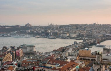 ISTANBUL, TURKEY - 2 Eylül 2017: Galata Kulesi 'nden Golden Horn' un panoramik manzarası. Galata Köprüsü, Eminonu, Mavi Cami ve Ayasofya. İstanbul, Türkiye.