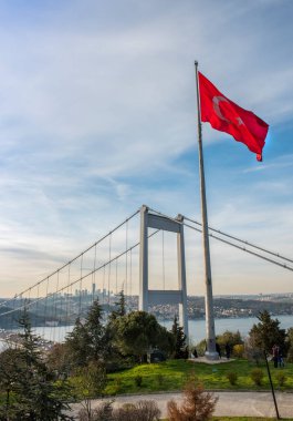 Otagtepe 'den İstanbul Boğazı manzarası. Türk Bayrağı ile Fatih Sultan Mehmet Köprüsü. İstanbul, Türkiye.