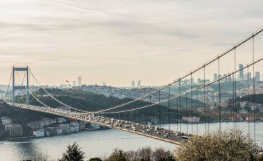 Otagtepe 'den İstanbul Boğazı manzarası. İstanbul, Türkiye 'deki Fatih Sultan Mehmet Köprüsü.