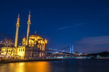 Ortaköy Camii ve Boğaziçi Köprüsü (15 Temmuz Şehitler Köprüsü) gece manzarası. İstanbul, Türkiye.
