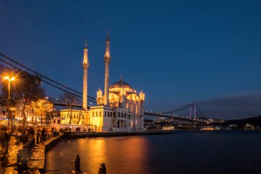 Ortaköy Camii ve Boğaziçi Köprüsü (15 Temmuz Şehitler Köprüsü) gece manzarası. İstanbul, Türkiye.