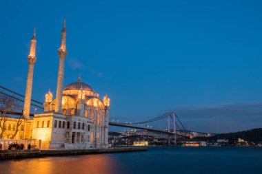 Ortaköy Camii ve Boğaziçi Köprüsü (15 Temmuz Şehitler Köprüsü) gece manzarası. İstanbul, Türkiye.
