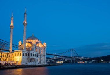 Ortaköy Camii ve Boğaziçi Köprüsü (15 Temmuz Şehitler Köprüsü) gece manzarası. İstanbul, Türkiye.