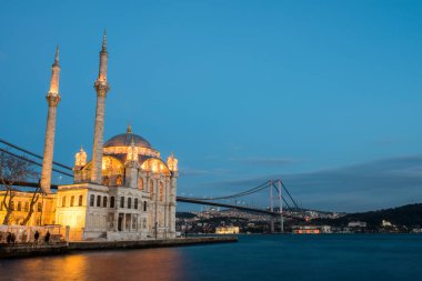 Ortaköy Camii ve Boğaziçi Köprüsü (15 Temmuz Şehitler Köprüsü) gece manzarası. İstanbul, Türkiye.