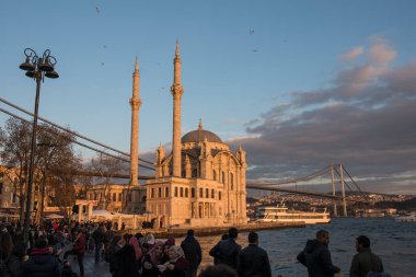 İSTANBUL, TÜRKEYE - 14 Şubat 2016: İstanbul 'daki Ortak Cami ve Boğaz Köprüsü.