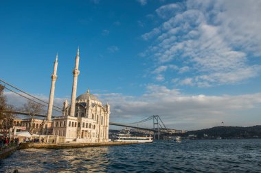 İSTANBUL, TÜRKEYE - 14 Şubat 2016: İstanbul 'daki Ortak Cami ve Boğaz Köprüsü.