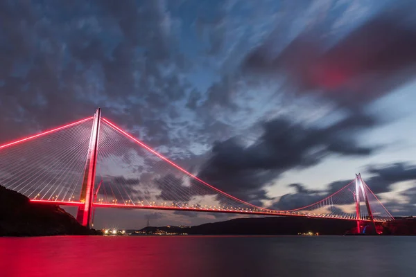 トルコのイスタンブールにあるヤヴズ スルタン セリム橋 第3ボスポラス橋の夕景 — ストック写真