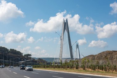 İSTANBUL, TURKEY - 30 Ağustos 2016: Yavuz Sultan Selim Köprüsü 'nde trafik. İstanbul 'un mega projesi bu köprü 26 Ağustos 2016' da açıldı. Köprü dünyadaki en yüksek asma köprüdür..