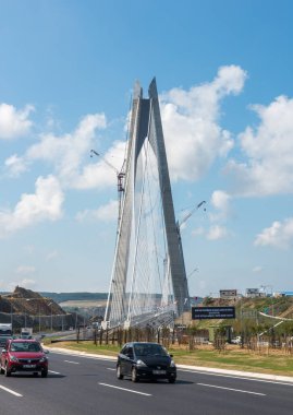 İSTANBUL, TURKEY - 30 Ağustos 2016: Yavuz Sultan Selim Köprüsü 'nde trafik. İstanbul 'un mega projesi bu köprü 26 Ağustos 2016' da açıldı. Köprü dünyadaki en yüksek asma köprüdür..