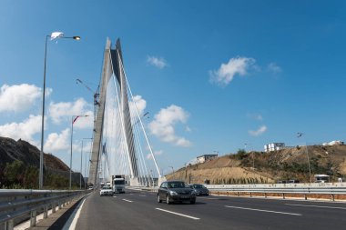 İSTANBUL, TURKEY - 30 Ağustos 2016: Yavuz Sultan Selim Köprüsü 'nde trafik. İstanbul 'un mega projesi bu köprü 26 Ağustos 2016' da açıldı. Köprü dünyadaki en yüksek asma köprüdür..