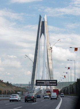 İSTANBUL, TURKEY - 30 Ağustos 2016: Yavuz Sultan Selim Köprüsü 'nde trafik. İstanbul 'un mega projesi bu köprü 26 Ağustos 2016' da açıldı. Köprü dünyadaki en yüksek asma köprüdür..