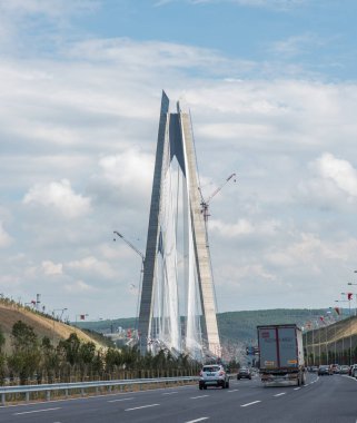İSTANBUL, TURKEY - 30 Ağustos 2016: Yavuz Sultan Selim Köprüsü 'nde trafik. İstanbul 'un mega projesi bu köprü 26 Ağustos 2016' da açıldı. Köprü dünyadaki en yüksek asma köprüdür..