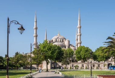 İSTANBUL, TURKEY - 27 Şubat 2016: İstanbul 'daki Mavi Cami (Sultanahmet Camii). Sultanahmet Meydanı çok sayıda simgesi olan popüler bir turizm mekanıdır..