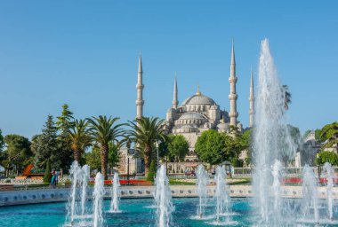 İSTANBUL, TURKEY - 27 Şubat 2016: İstanbul 'daki Mavi Cami (Sultanahmet Camii). Sultanahmet Meydanı çok sayıda simgesi olan popüler bir turizm mekanıdır..