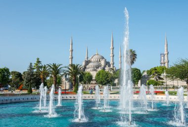 İSTANBUL, TURKEY - 27 Şubat 2016: İstanbul 'daki Mavi Cami (Sultanahmet Camii). Sultanahmet Meydanı çok sayıda simgesi olan popüler bir turizm mekanıdır..