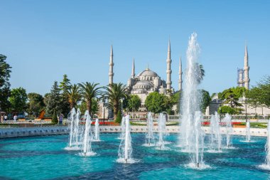 İSTANBUL, TURKEY - 27 Şubat 2016: İstanbul 'daki Mavi Cami (Sultanahmet Camii). Sultanahmet Meydanı çok sayıda simgesi olan popüler bir turizm mekanıdır..