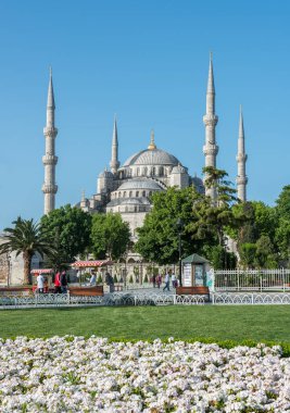 İSTANBUL, TURKEY - 27 Şubat 2016: İstanbul 'daki Mavi Cami (Sultanahmet Camii). Sultanahmet Meydanı çok sayıda simgesi olan popüler bir turizm mekanıdır..