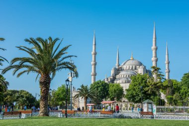İSTANBUL, TURKEY - 27 Şubat 2016: İstanbul 'daki Mavi Cami (Sultanahmet Camii). Sultanahmet Meydanı çok sayıda simgesi olan popüler bir turizm mekanıdır..