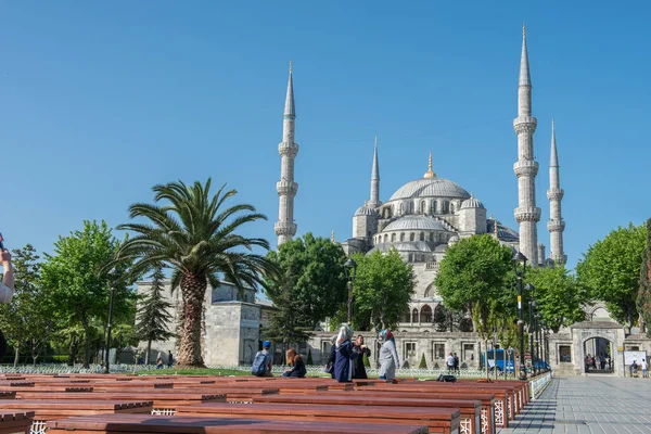 İSTANBUL, TURKEY - 27 Şubat 2016: İstanbul 'daki Mavi Cami (Sultanahmet Camii). Sultanahmet Meydanı çok sayıda simgesi olan popüler bir turizm mekanıdır..
