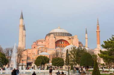 İSTANBUL, TURKEY - 27 Şubat 2016: Ayasofya. Ayasofya, İstanbul 'un ünlü tarihi binasıdır..