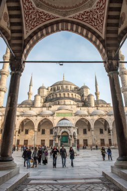 İSTANBUL, TURKEY - 27 Şubat 2016: İstanbul 'daki Mavi Cami (Sultanahmet Camii). Sultanahmet Meydanı çok sayıda simgesi olan popüler bir turizm mekanıdır..