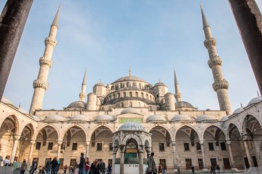 İSTANBUL, TURKEY - 27 Şubat 2016: İstanbul 'daki Mavi Cami (Sultanahmet Camii). Sultanahmet Meydanı çok sayıda simgesi olan popüler bir turizm mekanıdır..