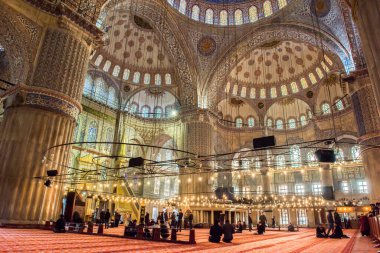 İSTANBUL, TURKEY - 27 Şubat 2016: İstanbul 'daki Mavi Cami (Sultanahmet Camii). Cami iç görünümü.