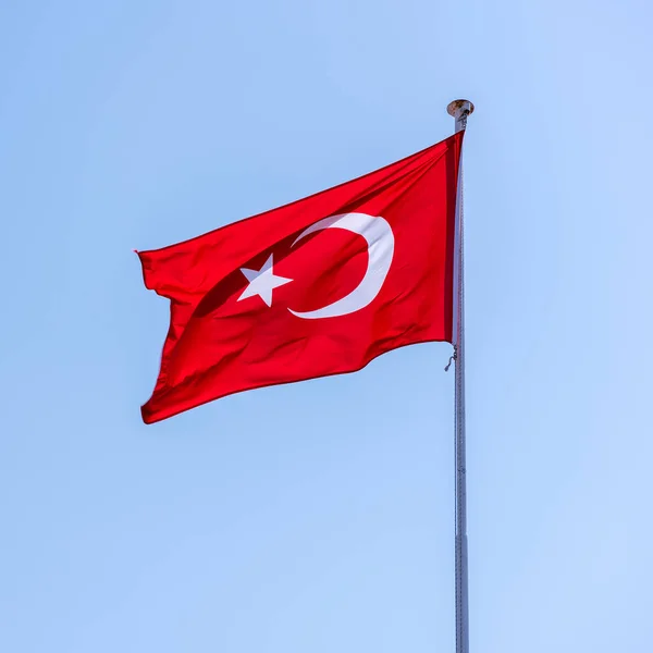 Türkische Flagge Mit Blauem Hintergrund Türkische Flagge Geschwenkt — Stockfoto