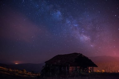 Yıldızlı gökyüzü. Güzel koyu mavi gökyüzü.