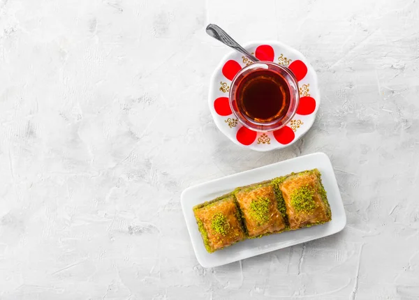 Baklava 传统的土耳其甜点配土耳其茶 白盘上脆皮的开心果面包片 — 图库照片