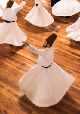 İSTANBUL, TURKEY - 20 Ekim 2016: Semazen, Dervişler. İstanbul, Türkiye 'de Dönen Dervişler Töreni. Mevlana Derviş Dansı.