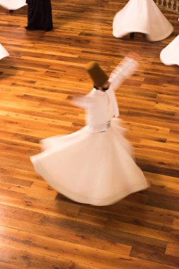 İSTANBUL, TURKEY - 20 Ekim 2016: Semazen, Dervişler. İstanbul, Türkiye 'de Dönen Dervişler Töreni. Mevlana Derviş Dansı.