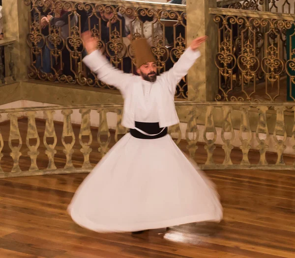 İSTANBUL, TURKEY - 20 Ekim 2016: Semazen, Dervişler. İstanbul, Türkiye 'de Dönen Dervişler Töreni. Mevlana Derviş Dansı.