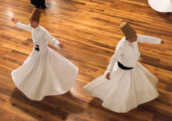 伊斯坦布尔 土耳其 2016年10月20日 Semazen Dervishes 在土耳其伊斯坦布尔举行的旋涡仪式 Mevlana Dervish舞蹈 — 图库照片