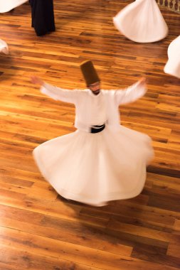 İSTANBUL, TURKEY - 20 Ekim 2016: Semazen, Dervişler. İstanbul, Türkiye 'de Dönen Dervişler Töreni. Mevlana Derviş Dansı.