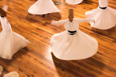 İSTANBUL, TURKEY - 20 Ekim 2016: Semazen, Dervişler. İstanbul, Türkiye 'de Dönen Dervişler Töreni. Mevlana Derviş Dansı.