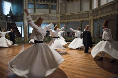 İSTANBUL, TURKEY - 17 Nisan 2016: Dönen Dervişler Töreni. Galata Mawlawi Müzesi 'nde Sufi Dönen Dervişler Töreni (Galata Mevlevihanesi Muzesi). Dönen Dervişler.