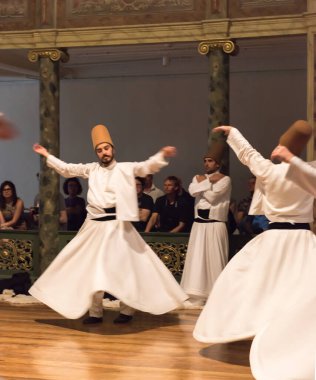 İSTANBUL, TURKEY - 17 Nisan 2016: Dönen Dervişler Töreni. Galata Mawlawi Müzesi 'nde Sufi Dönen Dervişler Töreni (Galata Mevlevihanesi Muzesi). Dönen Dervişler.