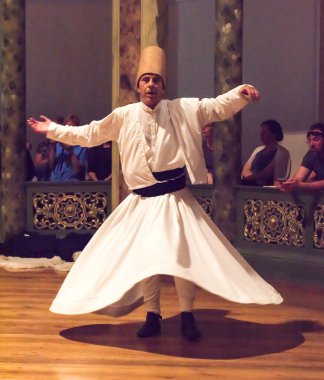 İSTANBUL, TURKEY - 17 Nisan 2016: Dönen Dervişler Töreni. Galata Mawlawi Müzesi 'nde Sufi Dönen Dervişler Töreni (Galata Mevlevihanesi Muzesi). Dönen Dervişler.