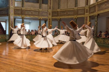 İSTANBUL, TURKEY - 17 Nisan 2016: Dönen Dervişler Töreni. Galata Mawlawi Müzesi 'nde Sufi Dönen Dervişler Töreni (Galata Mevlevihanesi Muzesi). Dönen Dervişler.