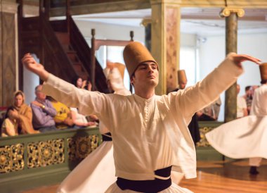 İSTANBUL, TURKEY - 17 Nisan 2016: Dönen Dervişler Töreni. Galata Mawlawi Müzesi 'nde Sufi Dönen Dervişler Töreni (Galata Mevlevihanesi Muzesi). Dönen Dervişler.
