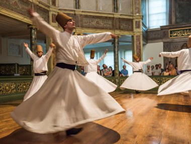 İSTANBUL, TURKEY - 17 Nisan 2016: Dönen Dervişler Töreni. Galata Mawlawi Müzesi 'nde Sufi Dönen Dervişler Töreni (Galata Mevlevihanesi Muzesi). Dönen Dervişler.