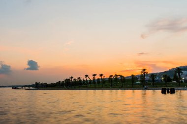 Sekapark, İzmit, Kocaeli. Deniz kıyısındaki güzel doğal park. Türkiye 'de gün batımı deniz manzarası.