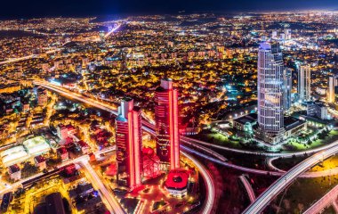 İstanbul, Türkiye. Şehir merkezinin ve gökdelenlerin havadan görüntüsü. Levent Bölgesindeki gökdelenler ve modern ofis binaları. Boğaz arka planıyla.