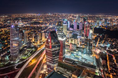 İSTANBUL, TURKEY - 9 HAZİRAN 2016: Şehir merkezinin ve gökdelenlerin havadan görüntüsü. Levent Bölgesindeki gökdelenler ve modern ofis binaları. Boğaz geçmişine sahip. İstanbul, Türkiye.