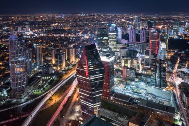 İstanbul, Türkiye. Şehir merkezinin ve gökdelenlerin havadan görüntüsü. Levent Bölgesindeki gökdelenler ve modern ofis binaları. Boğaz arka planıyla.