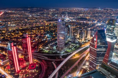 İSTANBUL, TURKEY - 9 HAZİRAN 2016: Şehir merkezinin ve gökdelenlerin havadan görüntüsü. Levent Bölgesindeki gökdelenler ve modern ofis binaları. Boğaz geçmişine sahip. İstanbul, Türkiye.