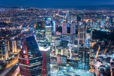 İSTANBUL, TURKEY - 9 HAZİRAN 2016: Şehir merkezinin ve gökdelenlerin havadan görüntüsü. Levent Bölgesindeki gökdelenler ve modern ofis binaları. Boğaz geçmişine sahip. İstanbul, Türkiye.